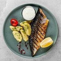 Скумбрия на гриле с отварным картофелем и укропом в Taka Bar & Grill