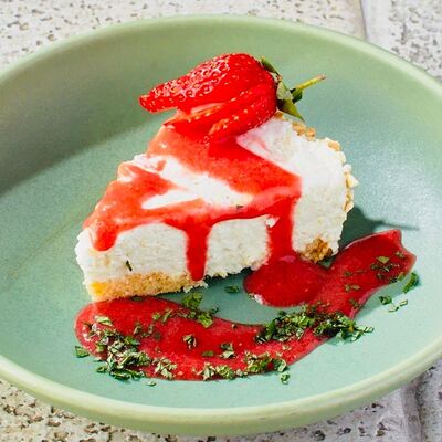 Сырный торт Надуги с клубничным соусом в Тбилисо по цене 350 ₽