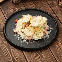 Салат Цезарь с куриной грудкойв Паб 357