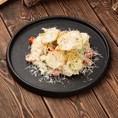 Салат Цезарь с куриной грудкойв Паб 357 по цене 670 ₽