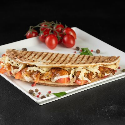 Закрытая пицца мясная в Eatme Foodservice по цене 229 ₽