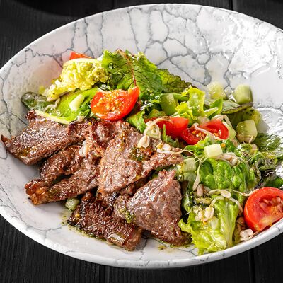 Зелёный салат с тёплой телятиной в К43 по цене 775 ₽