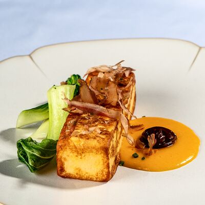 Омлет SousVide с бок чой и черным чесноком в МОМО по цене 890 ₽