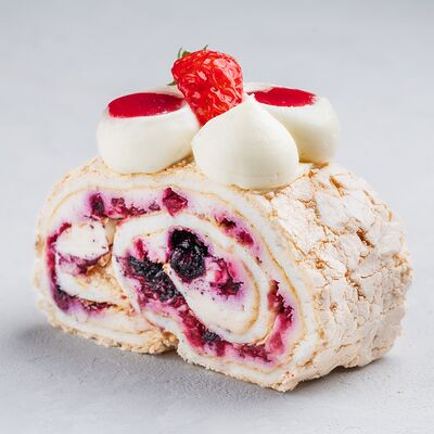Меренговый рулет с малиной и черникой (кусочек) в Кондитерская пекарня Варвара и Jerome по цене 348 ₽