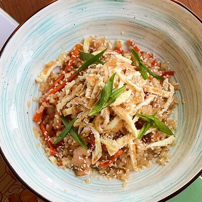 Жареный рис с креветками в Пряный Тимьян по цене 575 ₽