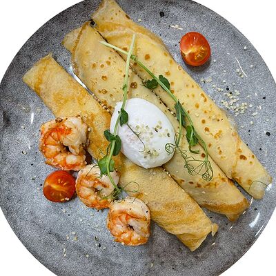 Блинчики с креветками, конопляными ядрами и яйцом пашот в The art cafe по цене 535 ₽