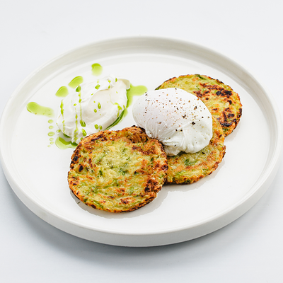 Оладьи из цукини с яйцом пашот в Причал по цене 320 ₽