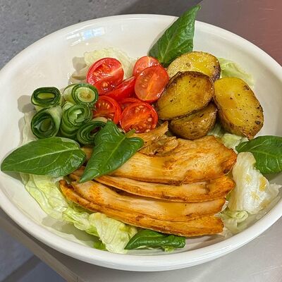 Салат с цыпленком, томатами черри и картофель стоун в Muus по цене 530 ₽