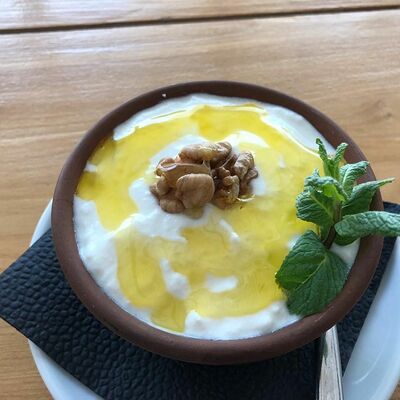 Мацони с медом и орехами в Мацони по цене 220