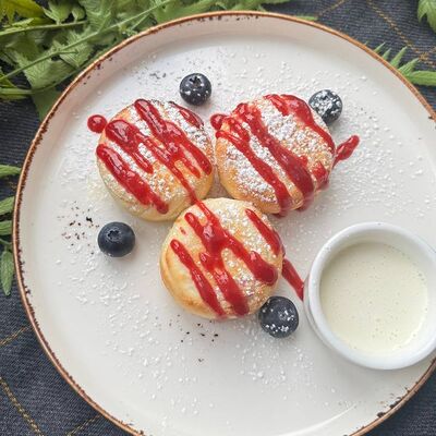 Сырники со сливочным соусом в Корица по цене 525 ₽