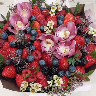 Ягодный букет с орхидеями в Buketonline - Съедобные букеты и клубника в шоколаде по цене 9890 ₽