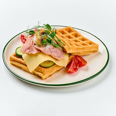 Вафли с ветчиной, сыром, яйцом и соусом Блю-чиз в 7:35 Заря & KitaEast по цене 510 ₽