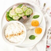 Завтрак с кашей, глазуньей и брускеттой с ветчиной и творожным сыром в Mojo