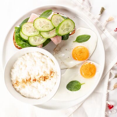 Завтрак с кашей, глазуньей и брускеттой с ветчиной и творожным сыром в Mojo по цене 470 ₽