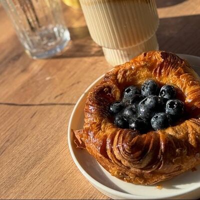 Дэниш с голубикой в ОКофе по цене 480 ₽