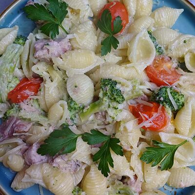 Конкилье с брокколи и тунцомв Осетринка по цене 500 ₽