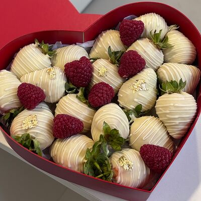 Клубника в шоколаде Сердечко Mini №3 с малинойв Di Panna Confetteria по цене 3090 ₽