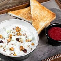 Овсяная каша с гранолой, яблоком и корицей в Мясорубка Angus