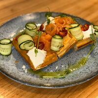 Вафля со слабосоленой семгой в Френдс