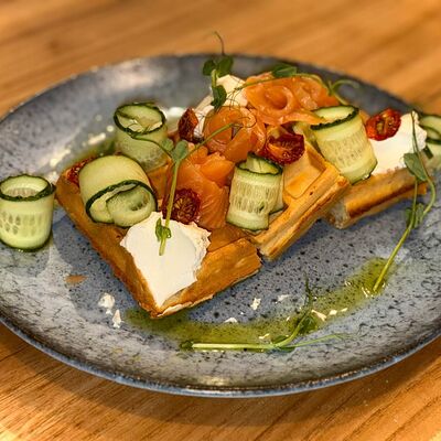 Вафля со слабосоленой семгой в Френдс по цене 790 ₽