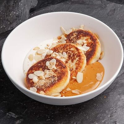 Сырники в карамельно-сливочном соусе в Наше место по цене 390 ₽