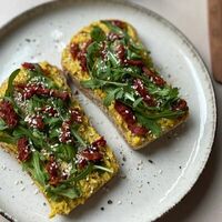 Тосты с хумусом и вялеными томатами в Veg Harmony Cafe