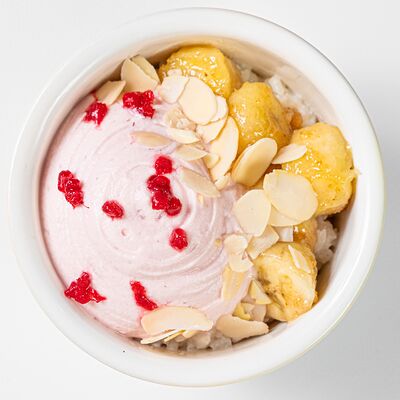 Рисовая каша с карамельным бананом и розовым муссом в Delorean по цене 295 ₽