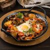 Сковородка с языком, ушами и жареным яйцом в Друзья ресторан-пивоварня по цене 38