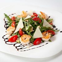 Салат Руккола с тигровыми креветками в Сыто Пьяно
