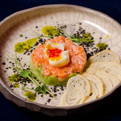 Тартар из лосося с гуакамоле в PlutuS Resto Club по цене 750 ₽