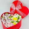 Подарочный бокс с цветами и киндер шоколадомв Дарите красиво по цене 8199