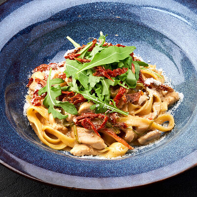 Паста с курицей и грибами и вялеными томатами в Mojo по цене 480