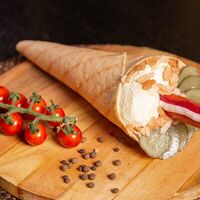 Рулле с сосиской Триплпепперчиз в Трасса