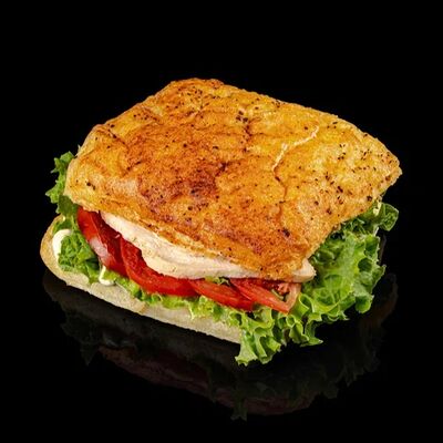 Чиабатта с куриным филе, свежими томатами и соусом цезарьв Кекс по цене 370 ₽