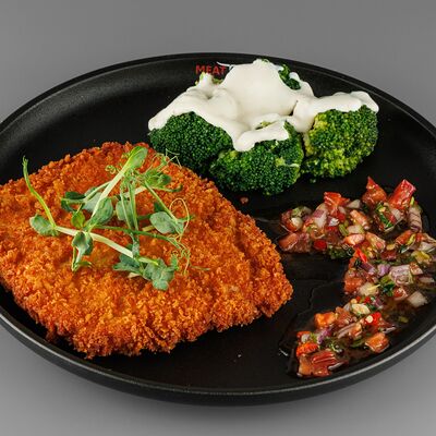 Куриный шницель с брокколи в сливочном соусе в Meat & Grill по цене 690 ₽