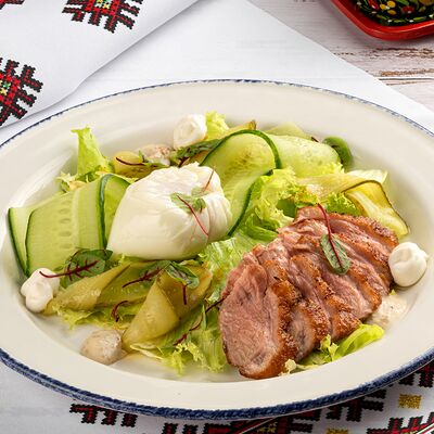 Салат с уткой от шеф повара в Три лося по цене 690 ₽