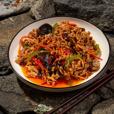 Свинина веревочкой в кисло-сладком соусе в Дунфан Во по цене 620 ₽