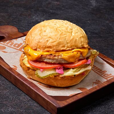 Бургер с сочной куриной котлетой в Груша по цене 858 ₽