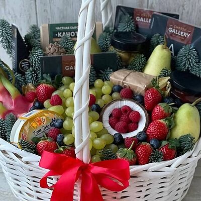 Корзина ягод и фруктов Разнообразие к столу в Мастерская подарков Катерины Колбасовой по цене 10990 ₽