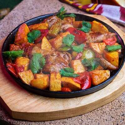 Телятина жаренная с овощами в Кафе кавказской кухни Хурма по цене 570 ₽
