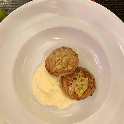 Домашние куриные котлеты с картофельным пюре в Траттория Semplice по цене 790 ₽