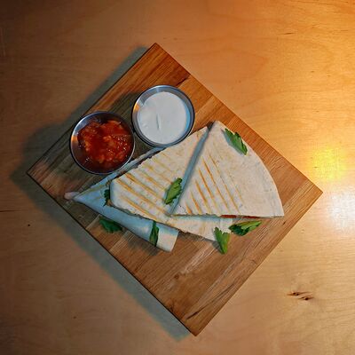 Кесадилья с курицей и сыром в Co.mein по цене 535 ₽