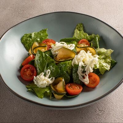 Салат с цукини и грузинской страчателлой в Оджахури по цене 640 ₽