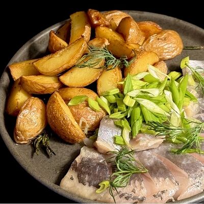 Сельдь с жареным картофелем и зеленым луком в Дом купчихи Морозовой по цене 420 ₽
