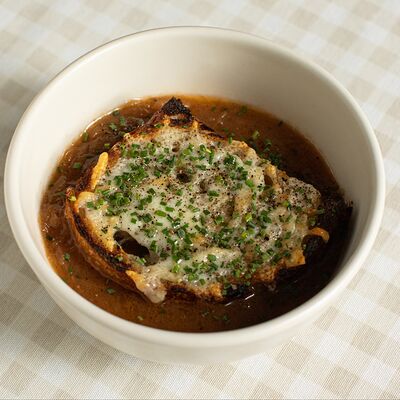 Луковый суп с сырным тостом в Bshushu по цене 900 ₽