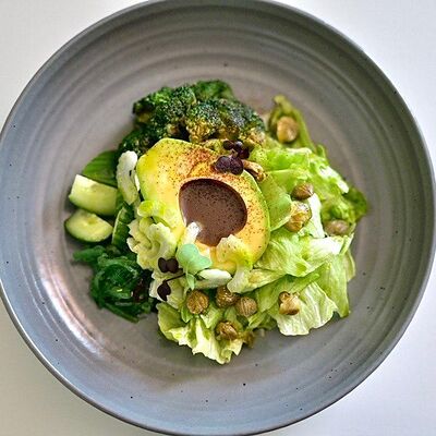 Зеленый салат с авокадо и соусом юдзу в Bucho по цене 450 ₽