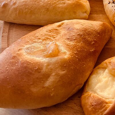 Пирожок с натуральным яблоком и корицей в Златая Корочка по цене 99 ₽