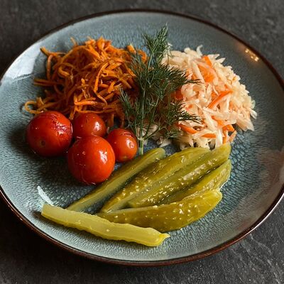 Ассорти солений в Жар-пицца по цене 310 ₽