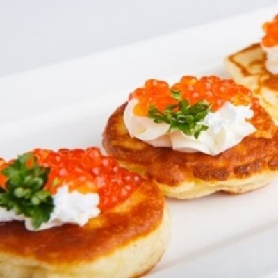 Оладьи с красной икрой и сметаной в Максимилианс по цене 350 ₽