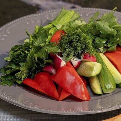 Овощная тарелка с сезонной зеленью в Хочу Пури по цене 670 ₽